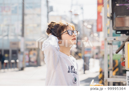 休日に散歩する女性 99995364