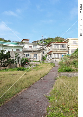 沖縄 宮古島市 伊良部島佐良浜集落のカラフルな街並み 沖縄 宮古島市 伊良部島佐良浜集落のカラフルな街並み 99995888