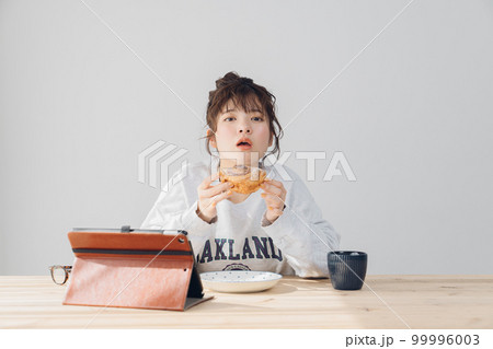 室内でくつろぐ女性 室内でくつろぐ女性 99996003