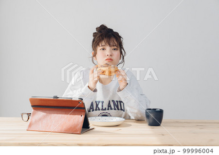 室内でくつろぐ女性 99996004