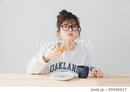 室内でくつろぐ女性 99996027