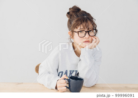 室内でくつろぐ女性 99996091