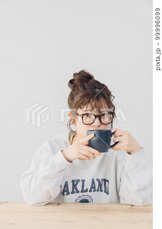 室内でくつろぐ女性 99996099