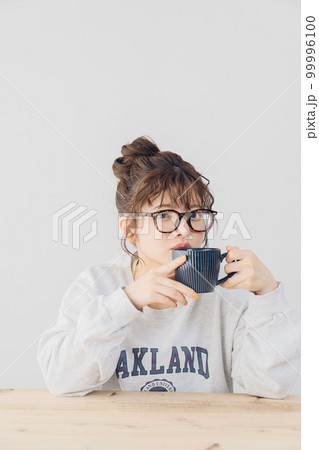 室内でくつろぐ女性 室内でくつろぐ女性 99996100