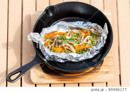 スキレットで作る鮭のホイル焼きのキャンプ飯 スキレットで作る鮭のホイル焼きのキャンプ飯 99996177