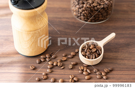 コーヒー豆とコーヒーミル 99996183