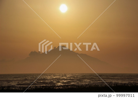 夕陽に染まる海と山影に沈む太陽 夕陽に染まる海と山影に沈む太陽 99997011