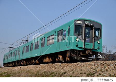 103系3500番台　加古川線2両　動力車無し JR西日本の加古川線を走る2両編成の103系電車ですの写真素材 [99998075