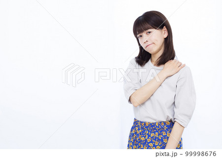 肩凝りに悩む30代の女性 99998676
