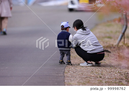 息子と公園を散歩する母親　 99998762