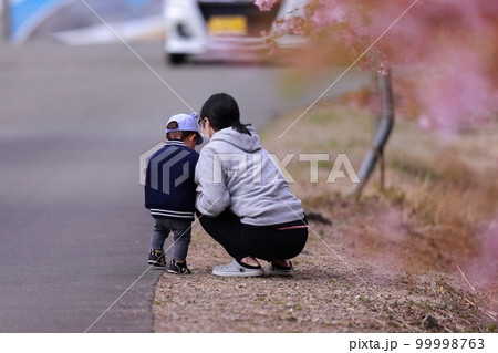 息子と公園を散歩する母親　 99998763