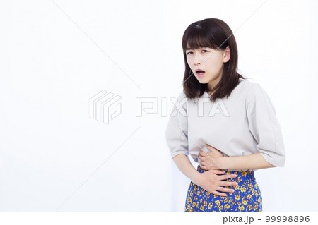 食あたりに苦しむ30代の女性 99998896