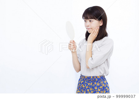 ほうれい線を気にする30代の女性 ほうれい線を気にする30代の女性 99999037
