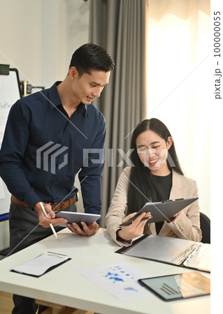 Friendly business women holding digital tablet to sharing ideas, planning for business strategy with colleagues in modern office 100000055