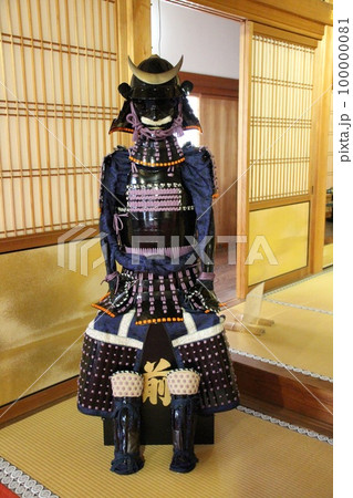 龍野城跡本丸御殿にある紺色の甲冑 100000081