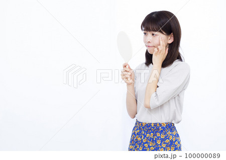 目元のシワを気にする30代の女性 100000089