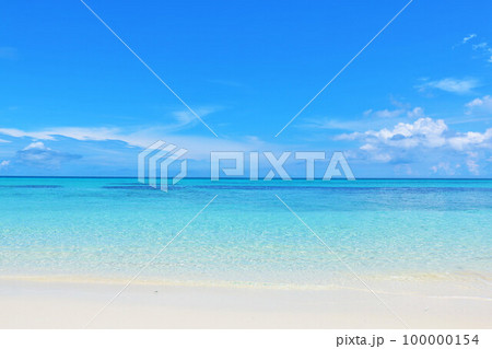 沖縄　夏の青空と宮古島の海 100000154