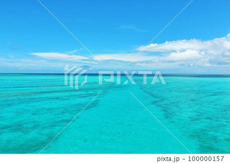 沖縄　夏の青空と宮古島の海 100000157