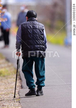 老人の散歩 父の思い出　おじいちゃんの思い出　背中 100001034