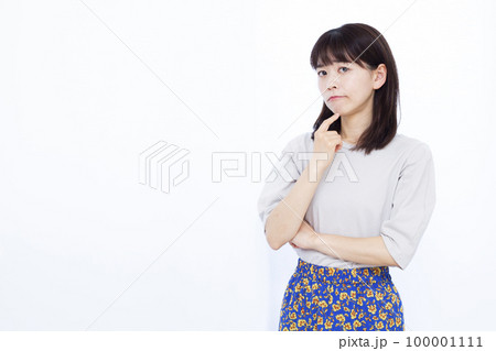 悩んでいる30代の女性 悩んでいる30代の女性 100001111
