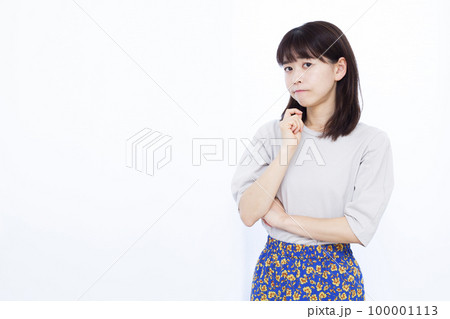悩んでいる30代の女性 100001113