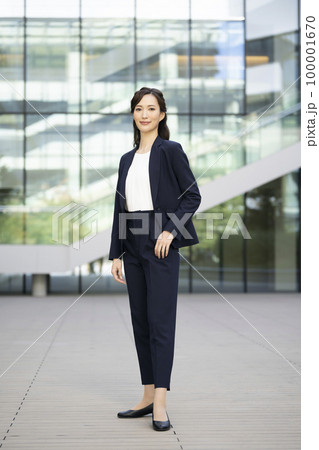30代のビジネスウーマン　カメラ目線　全身　ポートレート　　撮影協力「LINK FOREST」 100001670