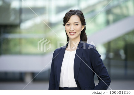 笑顔のビジネスウーマン カメラ目線 ポートレート 撮影協力「LINK FOREST」 笑顔のビジネスウーマン カメラ目線 ポートレート 撮影協力「LINK FOREST」 100001810