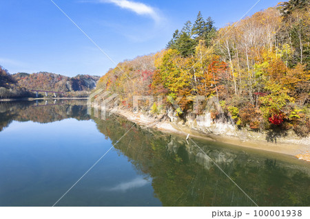 ドローンで秋の「えにわ湖」を空撮 100001938