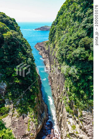 断崖絶壁がそそり立つ馬ヶ背展望台(宮崎県日向市) 断崖絶壁がそそり立つ馬ヶ背展望台(宮崎県日向市) 100003076