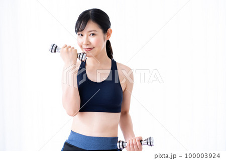 ダンベルでトレーニングする女性 100003924