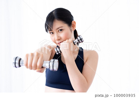 ダンベルでトレーニングする女性 100003935