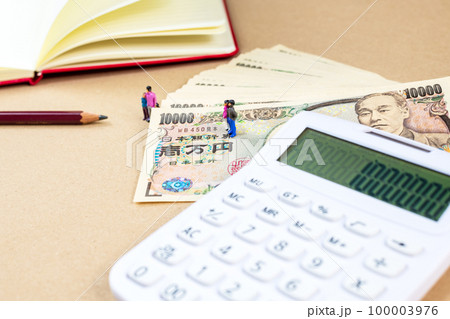 まとまったお金と計算機とミニチュア人形たち 100003976