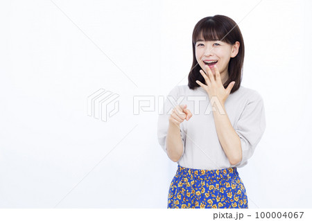笑顔でビックリしている30代の女性 笑顔でビックリしている30代の女性 100004067
