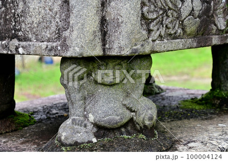 十二柱神社の狛犬を支える相撲力士 100004124