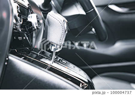 自動車の車内・インパネシフトのセレクトレバー 100004737