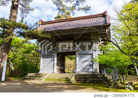 秋田にかほの初夏　新緑の蚶満寺　山門 100004775