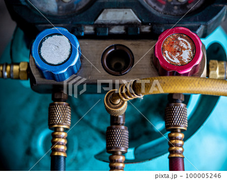Close-up the Air Conditioner manifold hand valve 100005246
