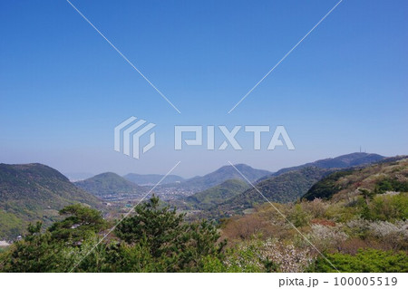 香川県高松市　五色台から青峰・勝賀山・黄ノ峰・石清尾山・串ノ山・高松市街方面を望む　 100005519