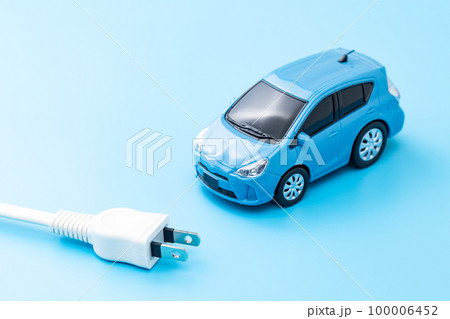 電気自動車と電源プラグ 電気自動車と電源プラグ 100006452