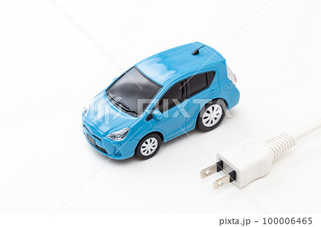 電気自動車と電源プラグ 100006465