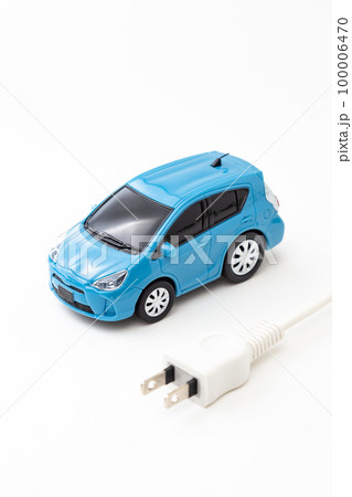 電気自動車と電源プラグ 100006470