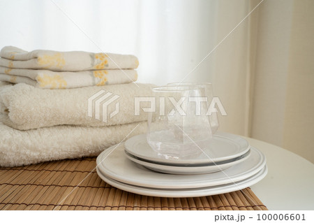 新生活　新品のタオルと食器の壁紙 100006601