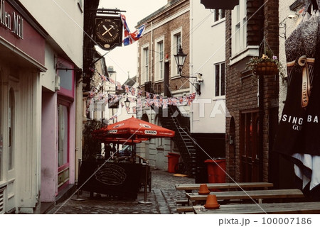 イギリス・ウィンザー城周辺の歴史の跡が残るおしゃれな街並みの一角裏道 イギリス・ウィンザー城周辺の歴史の跡が残るおしゃれな街並みの一角裏道 100007186
