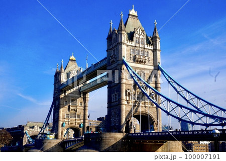 イギリス・ロンドンのテムズ川にかかるロンドンブリッジほど歩いてて楽しい橋もない。こともない。 100007191