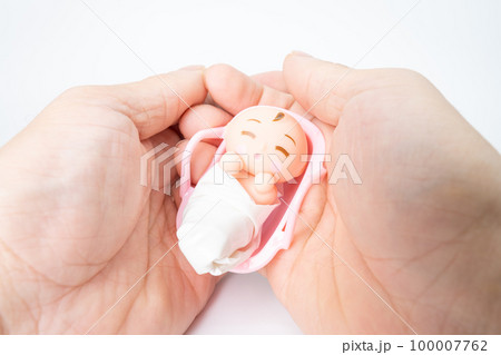 赤ちゃんを優しく包み込むイメージ 100007762
