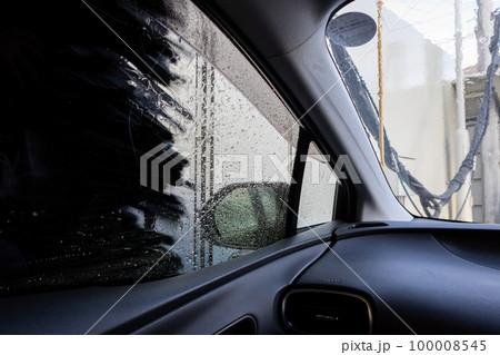 自動洗車機で洗車をしている自動車の中 自動洗車機で洗車をしている自動車の中 100008545