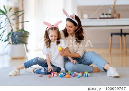 Family celebrating Easter. 100009767