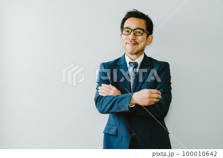 白バックで眼鏡をかけた50代日本人ビジネスマン 白バックで眼鏡をかけた50代日本人ビジネスマン 100010642