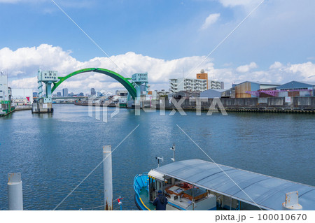 大阪市　アーチ型の木津川水門 100010670