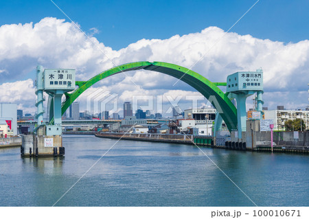 大阪市　アーチ型の木津川水門 100010671